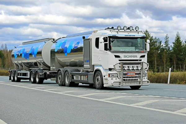 Scania R500 Milk Truck Zaciąga Valio Milk — Zdjęcie stockowe