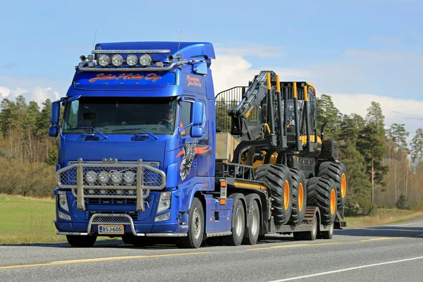 Volvo Ciężarówka Ciągnie Ponsse Leśny Kombajn — Zdjęcie stockowe