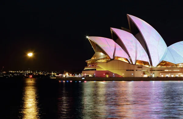 Сиднейский Оперный Театр Разноцветной Подсветкой Ночам Знаменитая Австралийская Архитектура — стоковое фото