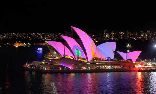 有名なオーストラリアの建築であるシドニー オペラ ハウスでは 夜になると多色のライトアップが行われます — ストック写真