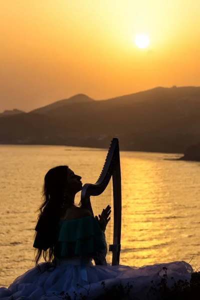 Silhouette Woman Plays Harp Sea Sunset Santorini — Stock Photo, Image