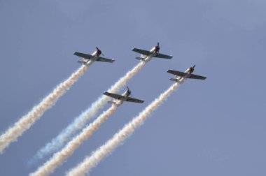 Gökyüzünde uçan uçaklar