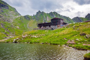 Balea Gölü kıyısındaki tipik pansiyonlu Idyllic manzara 