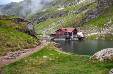 Balea göl kıyısında Fagaras tipik lodge ile pastoral görünümü