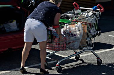 Svinesund 'daki alışveriş sepetinde pişmiş mallar.