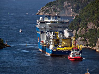 Denizde büyük bir geminin manzarası.