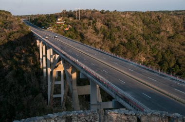 Güneşli bir günde otoyol köprüsü