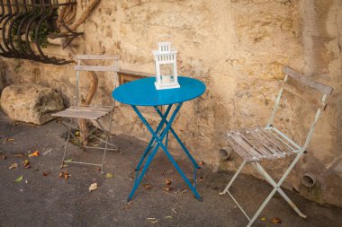 Sokak kafesindeki masada fener var.