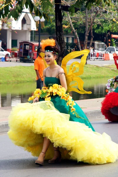 Thailändare Paraden Chiangmai Flower Festival 2013 — Stockfoto