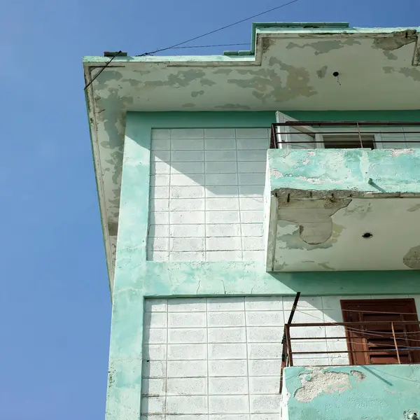 Μπαλκόνια Του Crumbling Apartment — Φωτογραφία Αρχείου