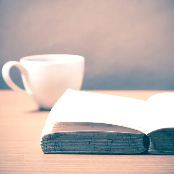 Libro Aperto Con Caffè — Foto Stock