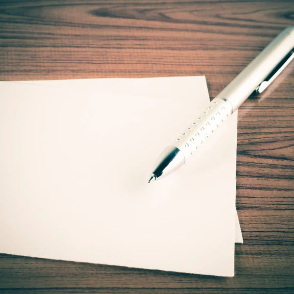 Długopis White Papers — Zdjęcie stockowe