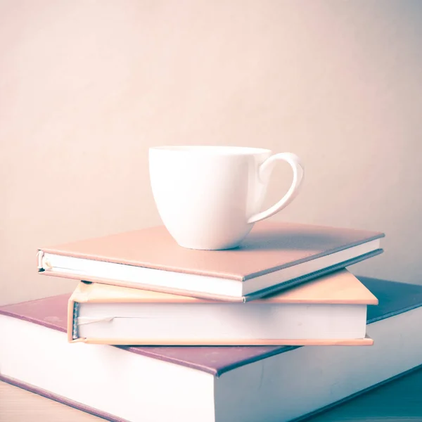 Kahve Fincanlı Bir Yığın Kitap — Stok fotoğraf