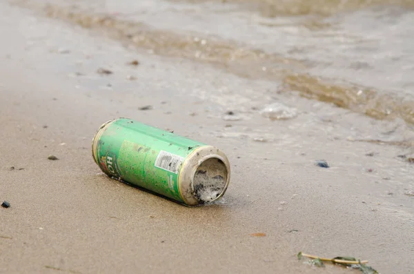 Empty Beer Can Sand River — Stock Photo, Image
