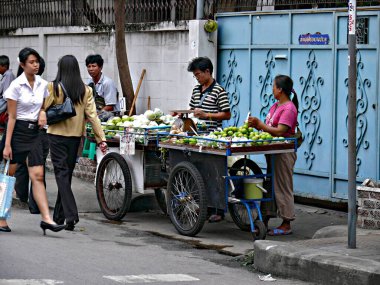 Bangkok, Tayland 'da sokak yemekleri satıyor.