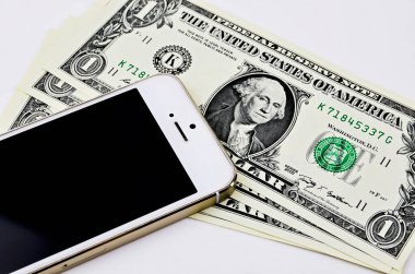 Akıllı telefon ve bir dolarlık banknotlar.
