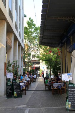 İnsanlar Atina sokaklarında yürüyor, Yunanca