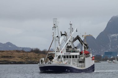 Denizde büyük bir geminin manzarası.