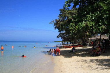 İnsanlar Honda Bay 'de dinleniyor.