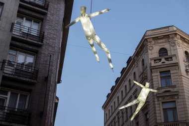 Akşamları sokağın üstünde sanat