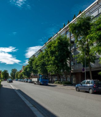 Mavi gökyüzü olan modern şehir caddesi