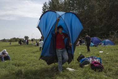 SERBIA, Horgos: Macaristan 16 Eylül 2015 'te sınır kapısını kapattıktan sonra, mülteciler Sırbistan-Macaristan sınırında trafiği engelleyerek bekliyorlar.