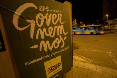 İSPAIN, BARCELONA - 16 Eylül 2015: Bağımsızlık yanlısı koalisyon Junts 'dan bir aktivist, 16 Eylül 2015 akşamı Barcelona' nın dört bir yanına 