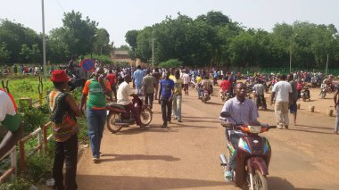 BURKINA FASO, Ouagadougou : Residents rally along a street in Ouagadougou on September 17, 2015, after Burkina Faso's presidential guard declared a coup, a day after seizing the interim president and senior government members