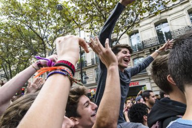 Paris, Fransa - 20 Eylül 2015: Techno Parade Günü kalabalık sokak