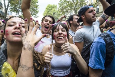 Paris, Fransa - 20 Eylül 2015: Techno Parade Günü kalabalık sokak