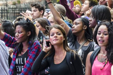 Paris, Fransa - 20 Eylül 2015: Techno Parade Günü kalabalık sokak