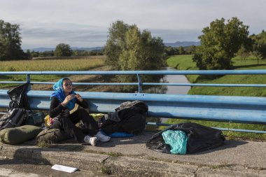 CROATIA, Harmica: Slovenya hükümetinin mültecilerin ülkeye sivil toplum polisiyle girmelerini engellemesi sonrasında, mülteciler 19 Eylül 2015 'te Hırvatistan' ın Harmica kentindeki Harmica köyünde bir köprüde durup beklediler.
