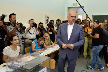 GREECE, Atina: Yunanistan 'ın geçici parti genel başkanı Evangelos Meimarakis liderliğindeki ana sağ partisi 20 Eylül 2015' te Atina 'nın Maroussi kentindeki bir sandık merkezinde oyunu kullandı