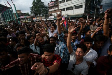 NEPAL, Kathmandu: Sanatçılar, hükümetin ülkenin ilk demokratik anayasasını açıklamasından bir gün sonra 21 Eylül 2015 'te Nepal' in Katmandu kentinde düzenlenen kutlamalara katıldılar.                                             