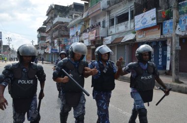 NEPAL, Terai: Nepal ilk demokratik anayasasını 20 Eylül 2015 tarihinde ilan ederek Madeshi ve Tharu etnik toplumları arasında öfkeye yol açtı. Göstericiler Terai bölgesinin farklı bölgelerinde protestolar düzenlediler         