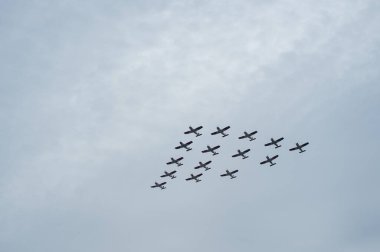 Şili, Santiago: Şili Hava Kuvvetleri 'nin askeri uçakları 19 Eylül 2015 tarihinde Ordu Şeref Günü' nü kutlamak için Santiago üzerinde uçtu..