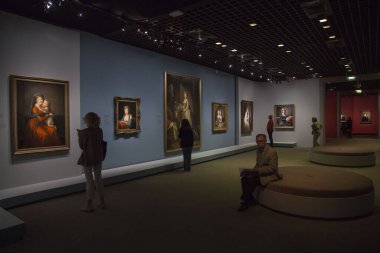 Bazı ziyaretçiler 21 Eylül 2015 'te Paris' te, Le Grand Palais 'de Elisabeth Louise Vige Le Brun' un ilk sergisinde bir tur yaparlar. Elisabeth Louise Vige Le Brun (1755-1842) döneminin en büyük portre ressamlarından biridir.. 
