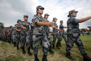 NEPAL, Kathmandu: Sanatçılar, hükümetin ülkenin ilk demokratik anayasasını açıklamasından bir gün sonra 21 Eylül 2015 'te Nepal' in Katmandu kentinde düzenlenen kutlamalara katıldılar.                      