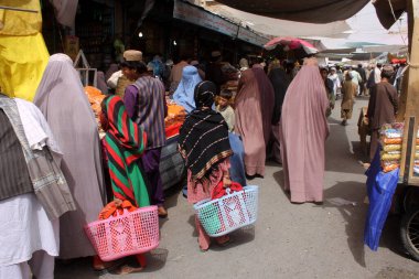 Afganistan, Kandahar: 22 Eylül 2015 'te Charso Bazaar' da kitle alışverişine çıktı. 