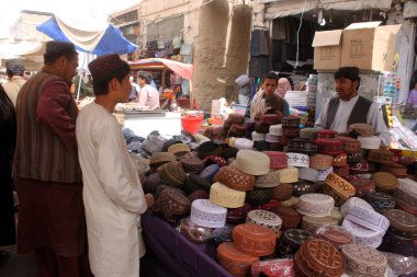 Afganistan, Kandahar: 22 Eylül 2015 'te Charso Bazaar' da kitle alışverişine çıktı. 