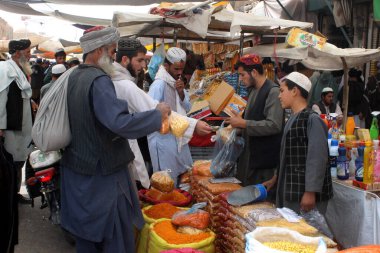 Afganistan, Kandahar: 22 Eylül 2015 'te Charso Bazaar' da kitle alışverişine çıktı. 