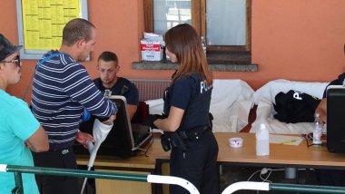 GERMANY, Freilassing: 21 Eylül 2015 'te Almanya' dan Freilassing tren istasyonuna gelen mülteciler polis tarafından durduruluyor. İstasyon, sınır kontrollerini takiben Almanya 'ya giden göçmenler için büyük bir işleme kampı haline geldi. 
