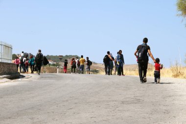 Mülteciler ve göçmenler, 6 Aralık 2015 'te kalabalık bir tekneyle Yunanistan' ın Lezbiyen Adası 'ndaki bir plaja geldiler. Türkiye 'den Yunanistan' a her gün tekne ve botların çoğu seyahat etmeye devam ediyor