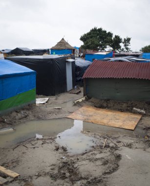 FRANCE, Calais: 17 Eylül 2015 tarihinde Fransa 'nın Calais kenti yakınlarındaki Yeni Orman mülteci ve göçmen kampındaki ana ferahlatıcı su kaynağı. Fransa 'dan İngiltere' ye girmeye çalışan mülteciler ve göçmenler düşük sıcaklıklar ve düşük sağlık koşullarıyla karşı karşıya. 