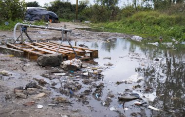 FRANCE, Calais: 17 Eylül 2015 tarihinde Fransa 'nın Calais kenti yakınlarındaki Yeni Orman mülteci ve göçmen kampındaki ana ferahlatıcı su kaynağı. Fransa 'dan İngiltere' ye girmeye çalışan mülteciler ve göçmenler düşük sıcaklıklar ve düşük sağlık koşullarıyla karşı karşıya. 