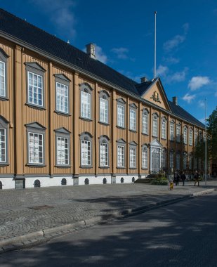 Trondheim, Norveç - 27 Temmuz 2013. Tarihi mimari tarzı ile şehir merkezi bölümünün görünümünü. Popüler turizm İskandinavya, Europe