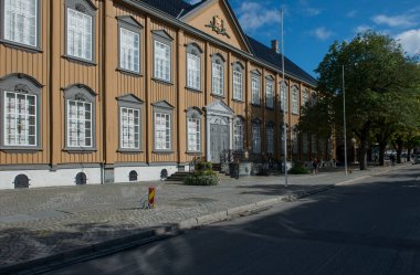 Trondheim, Norveç - 27 Temmuz 2013. Tarihi mimari tarzı ile şehir merkezi bölümünün görünümünü. Popüler turizm İskandinavya, Europe