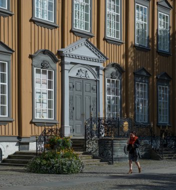 Trondheim, Norveç - 27 Temmuz 2013. Tarihi mimari tarzı ile şehir merkezi bölümünün görünümünü. Popüler turizm İskandinavya, Europe