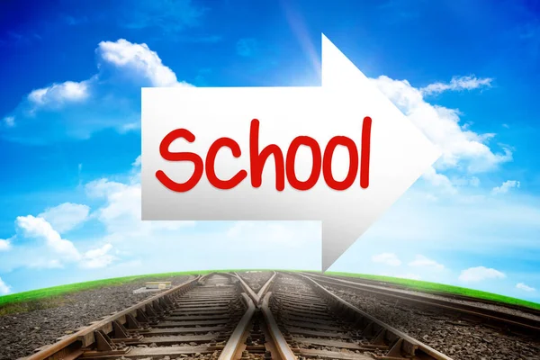 青い空につながる鉄道に対して学校 — ストック写真