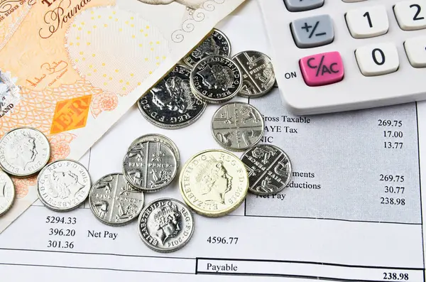 イギリスの紙幣と電卓付きの硬貨 — ストック写真